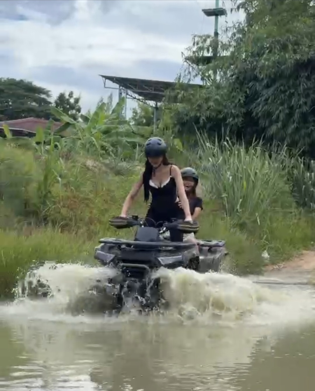 นักท่องเที่ยวขับรถ ATV ผ่านเส้นทางน้ำที่ Camp Chang Adventure
