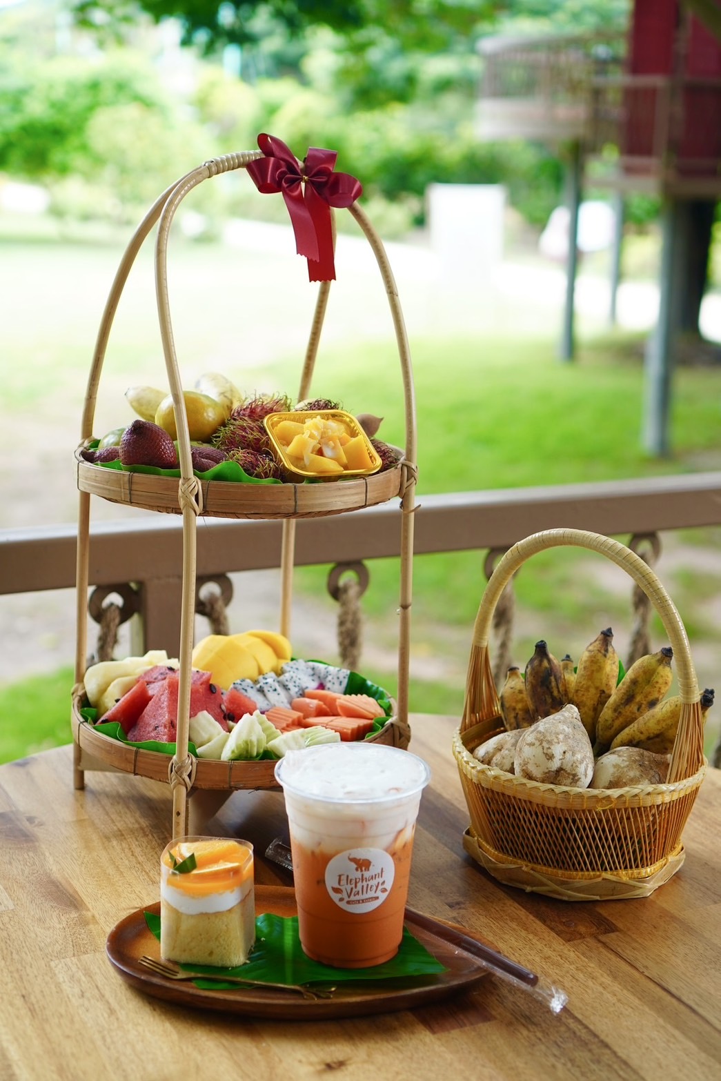 เครื่องดื่ม ขนม และชุดผลไม้ที่ Elephant Valley Café